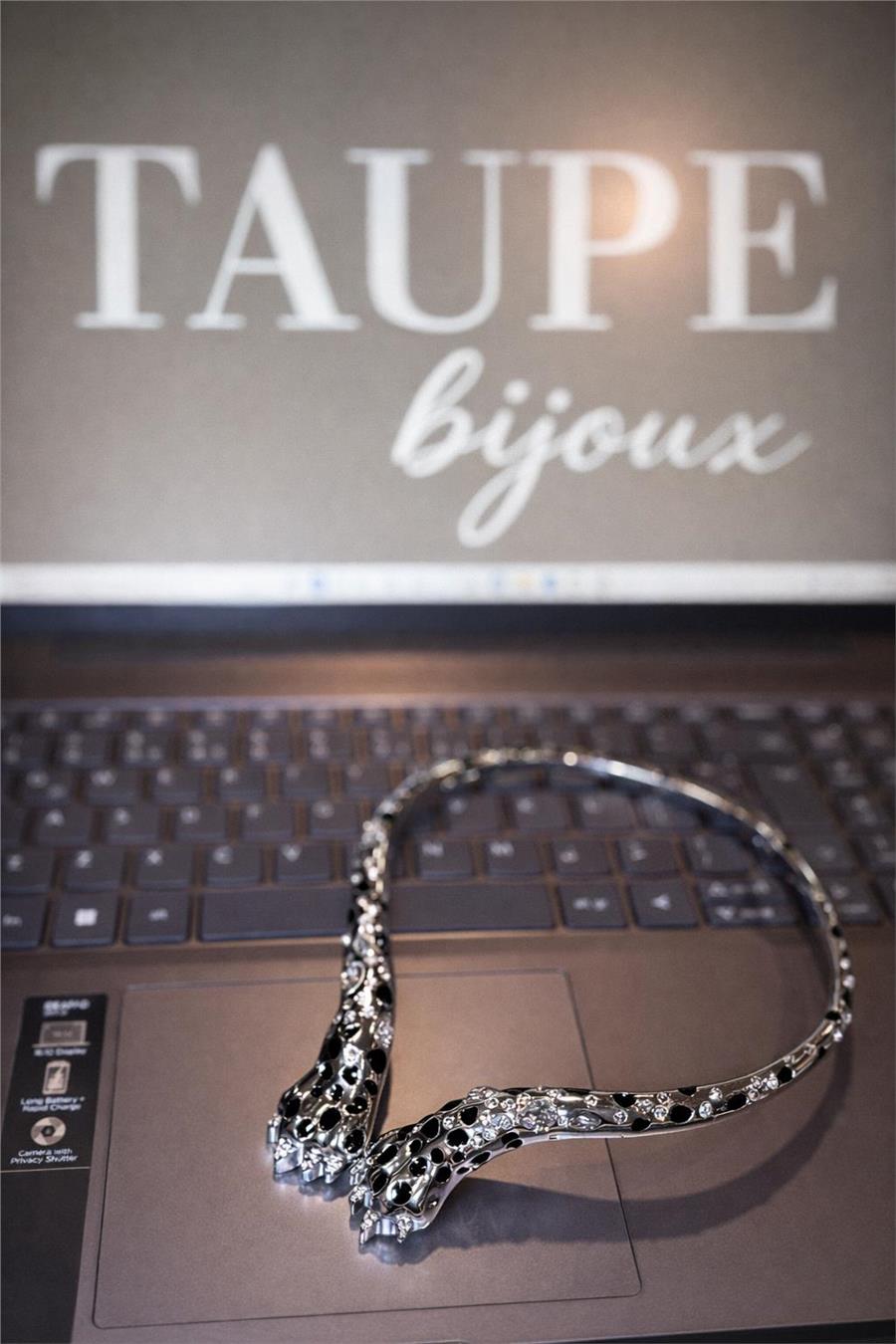 Luna Leopar Figürlü Siyah Taş Gümüş Renk Çelik kasnak Kolye