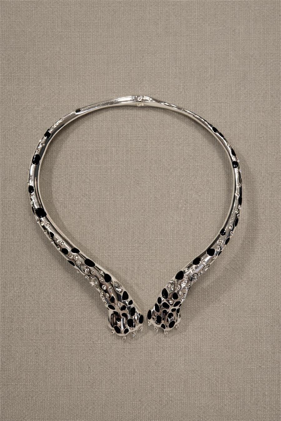 Luna Leopar Figürlü Siyah Taş Gümüş Renk Çelik kasnak Kolye