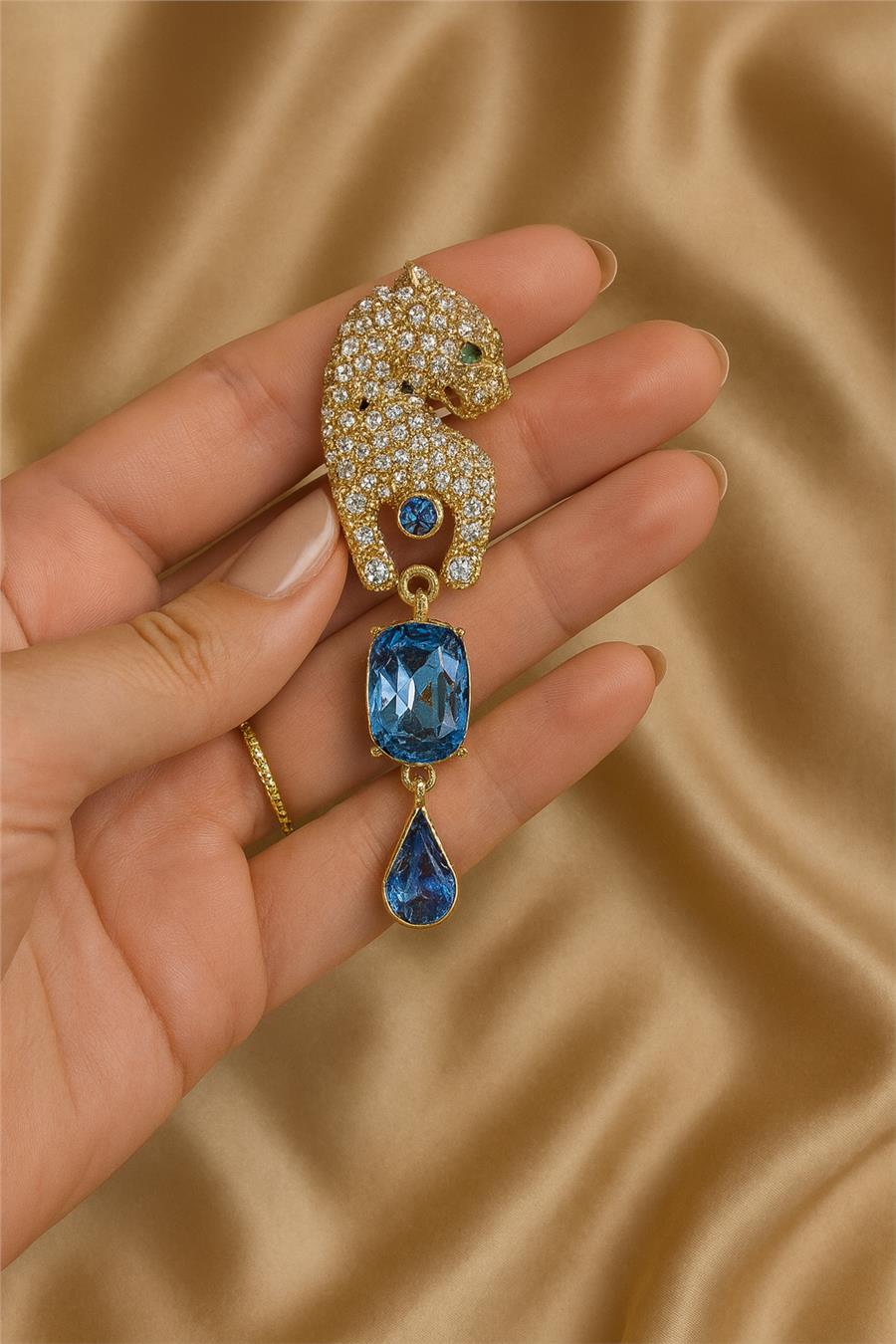 Agnes Taş Kaplamalı Sallantılı Mavi Taşlı Kaplan Figürlü Küpe