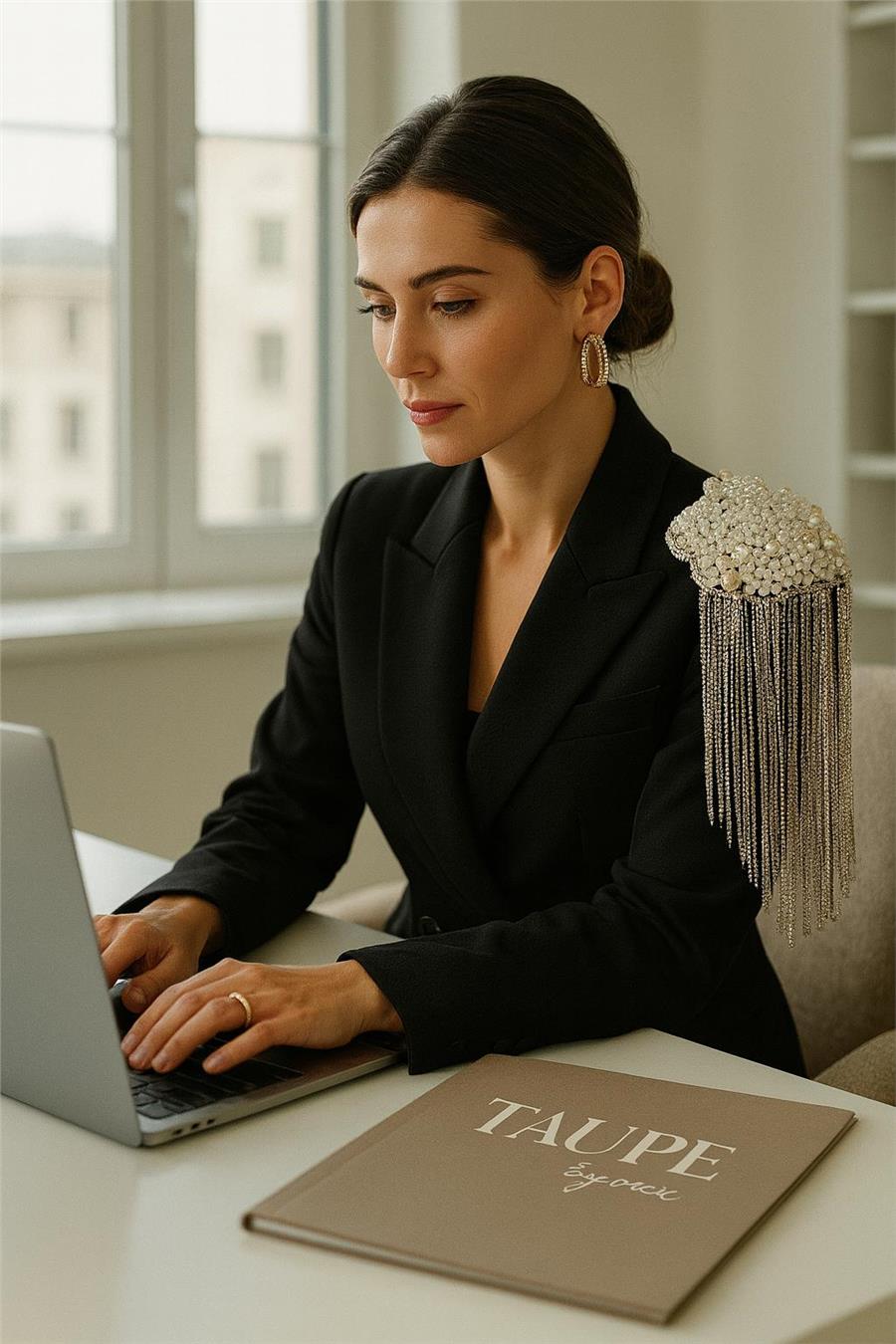 Sophia İncili ve Taşlı Omuz Broşu (Apolet)