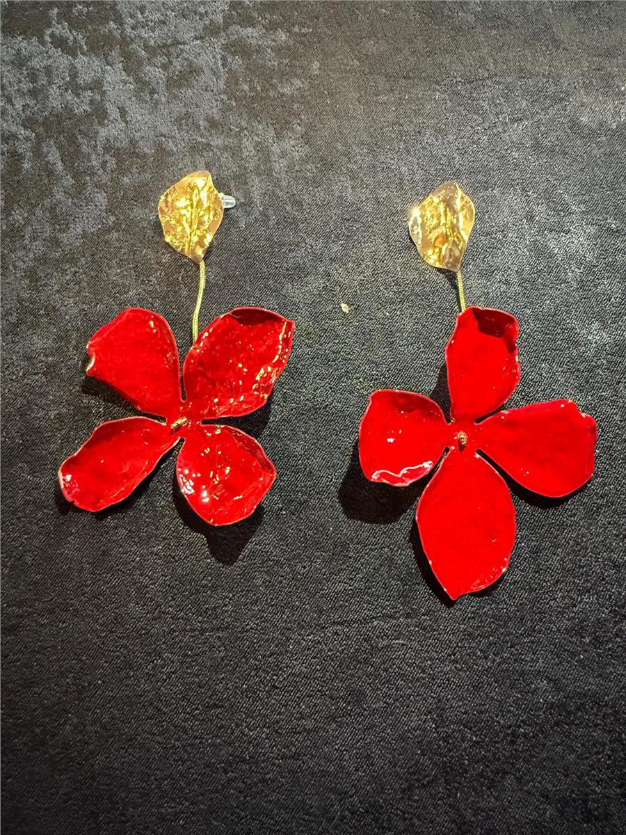 Mabel Metal Çiçek Formu Sallantılı Küpe