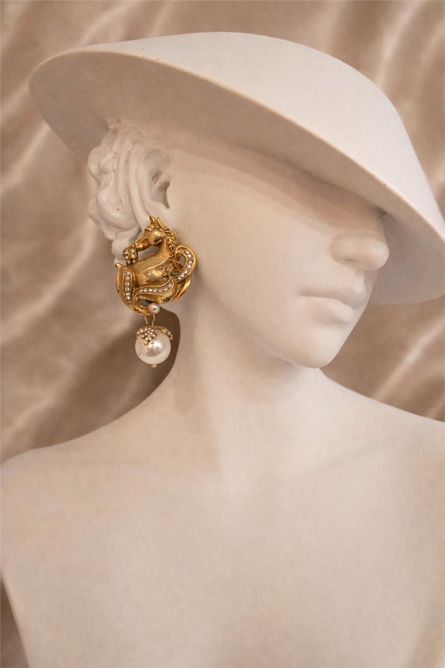 Misty Gold Renk At ve Heykelsi Kesim İncili Sallantılı Küpe