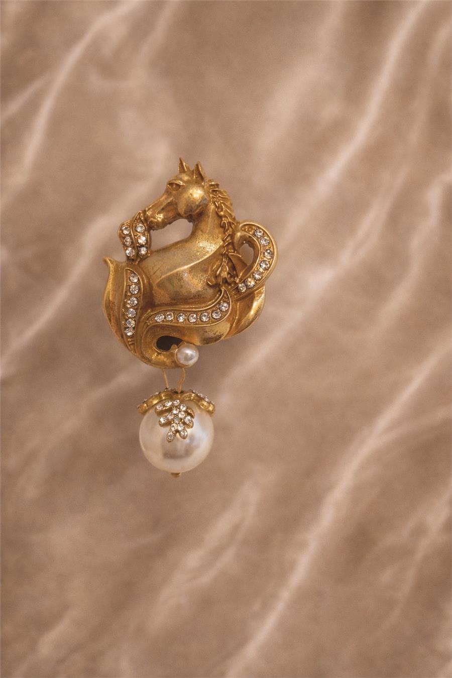 Misty Gold Renk At ve Heykelsi Kesim İncili Sallantılı Küpe