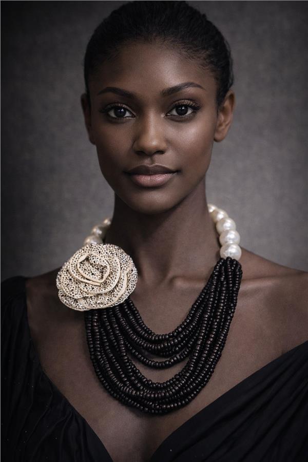 Megan İncili Siyah Boncuklu Çiçek Detaylı Kolye