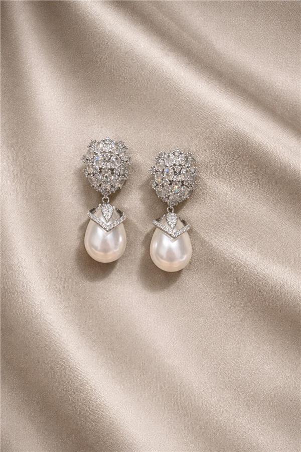 Leah Kristal Zirkon Taşlı Damla İnci Detaylı Küpe