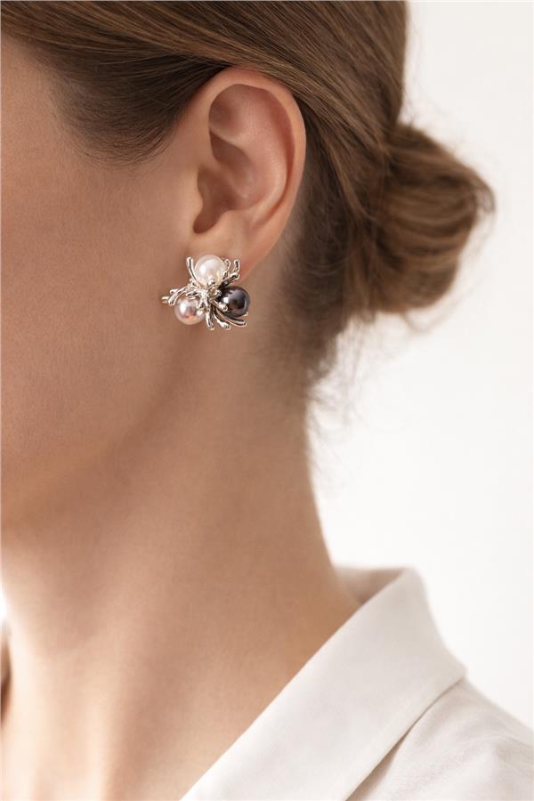 Yaz İnci Detaylı Floral Tasarım Küpe – Modern Zarif Kadın Küpesi