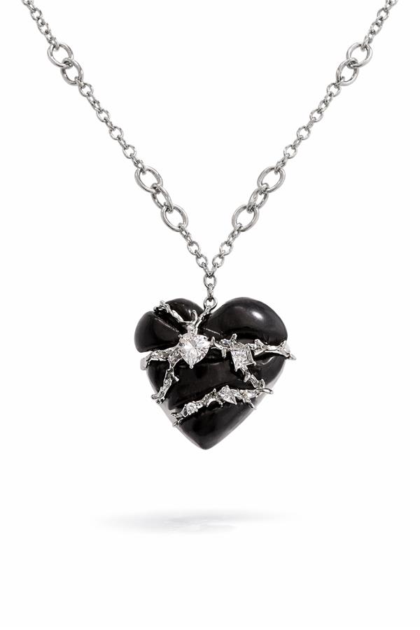 Pretty Siyah Ahşap Kalp Üzeri Silver Taşlı Sarmaşık Uzun Kolye