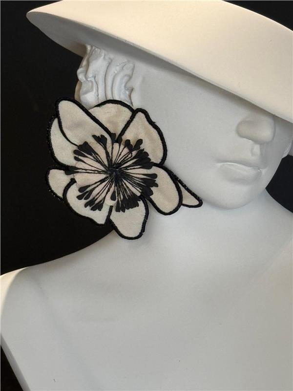 Calliope Beyaz Siyah Kumaş Çiçek Figürü Küpe