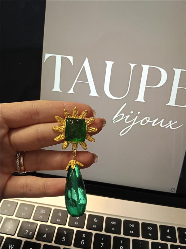 Leila Koyu Yeşil Şeffaf Taşlı Sallantılı Küpe