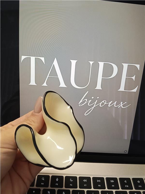 Elena Asimetrik Plastik Krem Küpe