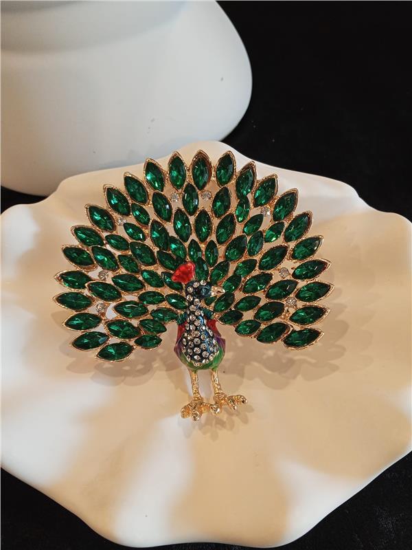 Kylie Full Taş ve Mine Kaplı Premium Tavuzkuşu Broş